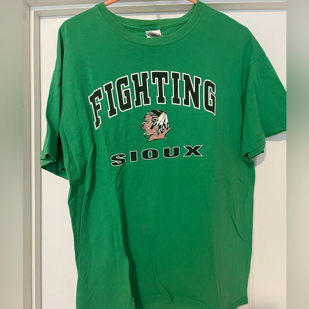 Vintage North Dakota Fighting Sioux t shirt - large